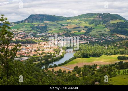 Blick auf die Stadt Millau mit Kalksteinplateau Causse du Larzac, das zum UNESCO-Weltkulturerbe gehört. Departement Aveyron, Frankreich Stockfoto