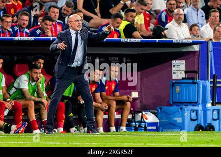 München, Niederlande. Juli 2024. MÜNCHEN, NIEDERLANDE - 9. JULI: Cheftrainer Luis de la Fuente von Spanien gibt während des Halbfinalspiels der UEFA EURO 2024 zwischen Spanien und Frankreich am 9. Juli 2024 in der Münchner Fußballarena Gesten. (Foto von Andre Weening/Orange Pictures) Credit: Orange Pics BV/Alamy Live News Stockfoto