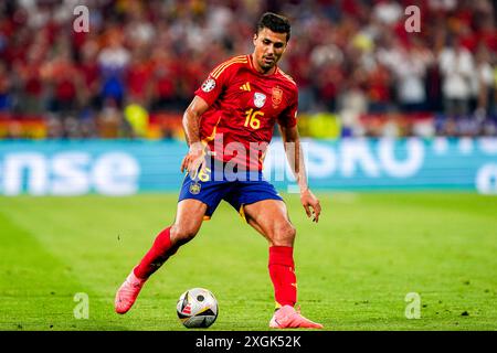 München, Niederlande. Juli 2024. MÜNCHEN, NIEDERLANDE - 9. JULI: Rodri von Spanien läuft mit dem Ball während des Halbfinalspiels der UEFA EURO 2024 zwischen Spanien und Frankreich am 9. Juli 2024 in München. (Foto von Andre Weening/Orange Pictures) Credit: Orange Pics BV/Alamy Live News Stockfoto