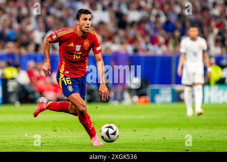 München, Niederlande. Juli 2024. MÜNCHEN, NIEDERLANDE - 9. JULI: Rodri von Spanien läuft mit dem Ball während des Halbfinalspiels der UEFA EURO 2024 zwischen Spanien und Frankreich am 9. Juli 2024 in München. (Foto von Andre Weening/Orange Pictures) Credit: Orange Pics BV/Alamy Live News Stockfoto