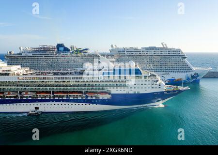 Civitavecchia, Italien – 22. Mai 2024: Das Kreuzfahrtschiff Marella Voyager segelt neben dem vertäuten Kreuzfahrtschiff Norwegian Escape Stockfoto
