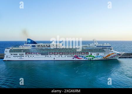 Civitavecchia, Italien – 22. Mai 2024: Das norwegische Kreuzfahrtschiff Norwegian Pearl legt am Passagierterminal des Hafens an Stockfoto