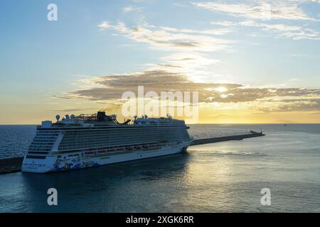 Civitavecchia, Italien - 22. Mai 2024: Wunderschöne mediterrane Sonnenuntergangslandschaft mit Kreuzfahrtschiff Norwegian Escape Stockfoto
