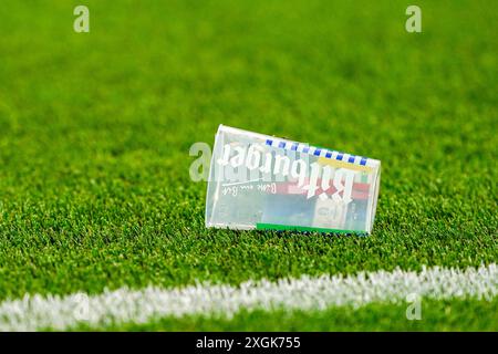 München, Niederlande. Juli 2024. MÜNCHEN, NIEDERLANDE - 9. JULI: Ein Plastikpokal mit Text (Bitburger) auf dem Spielfeld während des Halbfinalspiels der UEFA EURO 2024 zwischen Spanien und Frankreich am 9. Juli 2024 in München, Niederlande. (Foto von Andre Weening/Orange Pictures) Credit: Orange Pics BV/Alamy Live News Stockfoto