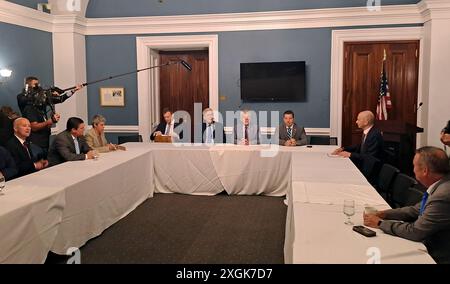 Washington, Usa. Juli 2024. Der tschechische Präsident Petr Pavel (Dritter von links an der Spitze des Tisches) trifft sich bei seinem Besuch in den Vereinigten Staaten am 9. Juli 2024 in Washington, USA, mit Vertretern des tschechischen Kaukus. Quelle: Marek Opatrny/CTK Photo/Alamy Live News Stockfoto