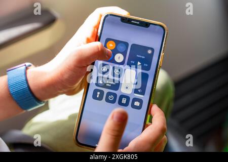 Das Kind hat im Flugzeug den Flugmodus eingeschaltet Stockfoto