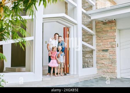 Schwule Eltern, Kinder und ein neues Haus bei der Tür für Willkommensgruß, Immobilien und Einzug ins Haus, um eine Familie in Europa zu gründen. Glücklicher Mann und Kinder mit Unterstützung Stockfoto