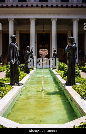 Pacific Palisades, Kalifornien, USA - 12. April 2017: Schwarze Skulpturen säumen den Brunnen in der römischen Villa des Getty Villa Museum. Stockfoto