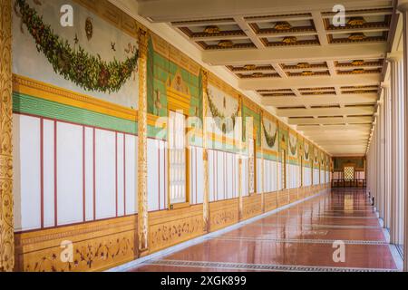 Pacific Palisades, Kalifornien, USA - 12. April 2017: Innerer peristyle-Gehweg nach dem Vorbild der römischen Villa dei Papiri im Getty Villa Museum. Stockfoto