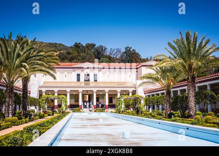 Pacific Palisades, Kalifornien, USA - 12. April 2017: Außenansicht des Pools in der römischen Villa nach dem Vorbild der Villa dei Papiri im Getty Villa Museum. Stockfoto