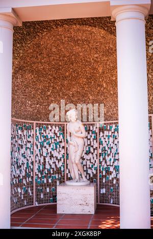 Pacific Palisades, Kalifornien, USA - 12. April 2017: Liebe Venus Gebetsmauer Tempel mit Aphrodite Skulptur im Getty Villa Museum. Stockfoto
