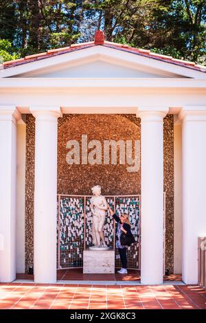 Pacific Palisades, Kalifornien, USA - 12. April 2017: Liebe Venus Gebetsmauer Tempel mit Aphrodite Skulptur im Getty Villa Museum. Stockfoto