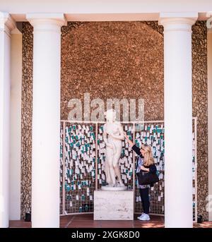 Pacific Palisades, Kalifornien, USA - 12. April 2017: Liebe Venus Gebetsmauer Tempel mit Aphrodite Skulptur im Getty Villa Museum. Stockfoto