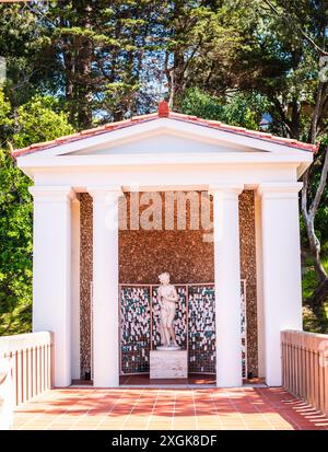 Pacific Palisades, Kalifornien, USA - 12. April 2017: Liebe Venus Gebetsmauer Tempel mit Aphrodite Skulptur im Getty Villa Museum. Stockfoto