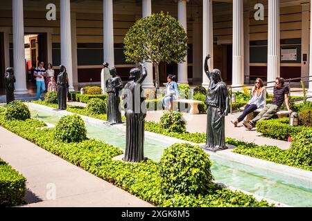 Pacific Palisades, Kalifornien, USA - 12. April 2017: Blick von außen auf den Brunnen und die Skulptur aus schwarzem Marmor in der römischen Villa nach dem Vorbild der römischen Villa Stockfoto