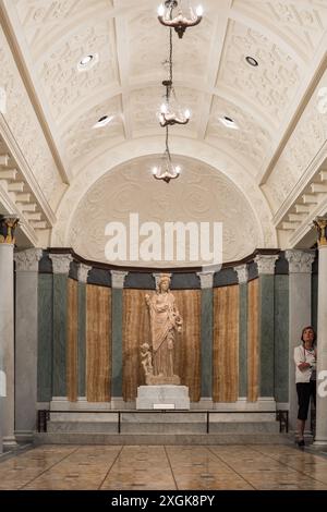 Pacific Palisades, Kalifornien, USA - 12. April 2017: Frau blickt bis zur Bogendecke in Innenansicht der antiken Skulpturen in der Getty Villa Stockfoto