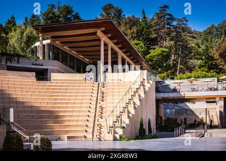 Pacific Palisades, Kalifornien, USA - 12. April 2017: Paar sitzen auf Stadionsitzen im Amphitheater im Getty Villa Museum. Stockfoto