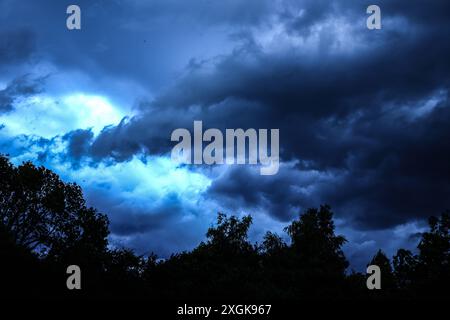 Starke Sommergewitter in der Stadt Vororte von Essen während einer starken Gewitterlage mit heftigen Sturmböen und starken Regenfällen. Essen Nordrhein-Westfalen Deutschland *** starke Sommergewitter in den Vororten Essen während einer starken Gewittersituation mit starken Sturmböen und starken Niederschlägen Essen Nordrhein-Westfalen Deutschland Stockfoto