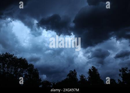 Starke Sommergewitter in der Stadt Vororte von Essen während einer starken Gewitterlage mit heftigen Sturmböen und starken Regenfällen. Essen Nordrhein-Westfalen Deutschland *** starke Sommergewitter in den Vororten Essen während einer starken Gewittersituation mit starken Sturmböen und starken Niederschlägen Essen Nordrhein-Westfalen Deutschland Stockfoto