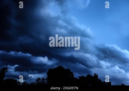 Starke Sommergewitter in der Stadt Vororte von Essen während einer starken Gewitterlage mit heftigen Sturmböen und starken Regenfällen. Essen Nordrhein-Westfalen Deutschland *** starke Sommergewitter in den Vororten Essen während einer starken Gewittersituation mit starken Sturmböen und starken Niederschlägen Essen Nordrhein-Westfalen Deutschland Stockfoto