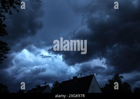 Starke Sommergewitter in der Stadt Vororte von Essen während einer starken Gewitterlage mit heftigen Sturmböen und starken Regenfällen. Essen Nordrhein-Westfalen Deutschland *** starke Sommergewitter in den Vororten Essen während einer starken Gewittersituation mit starken Sturmböen und starken Niederschlägen Essen Nordrhein-Westfalen Deutschland Stockfoto