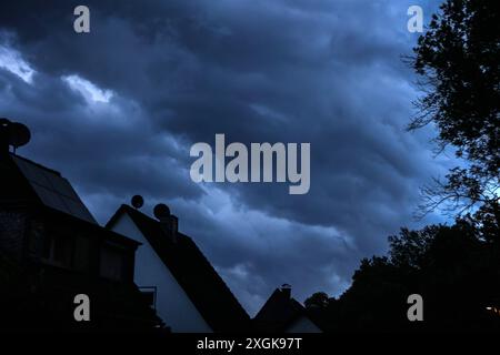 Starke Sommergewitter in der Stadt Vororte von Essen während einer starken Gewitterlage mit heftigen Sturmböen und starken Regenfällen. Essen Nordrhein-Westfalen Deutschland *** starke Sommergewitter in den Vororten Essen während einer starken Gewittersituation mit starken Sturmböen und starken Niederschlägen Essen Nordrhein-Westfalen Deutschland Stockfoto