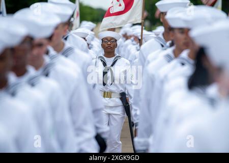 Great Lakes, Illinois, USA. Juli 2024. Rekruten stehen vor ihrer „Pass in Review“-Zeremonie in der Midway Ceremonial Drill Hall im „Pass in Review“ des U.S. Navy Recruit Training Command in Great Lakes, Illinois, im Juli in der Formation. 03, 2024. Mehr als 40.000 Rekruten trainieren jährlich im einzigen Bootcamp der Navy. (Kreditbild: © U.S. Navy/ZUMA Press Wire) NUR REDAKTIONELLE VERWENDUNG! Nicht für kommerzielle ZWECKE! Stockfoto