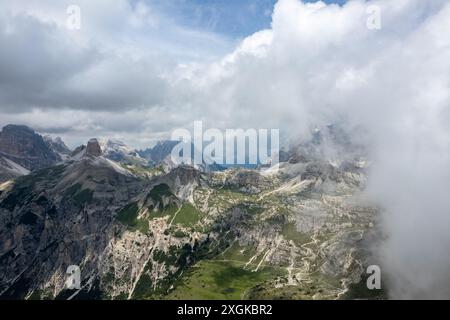 Drei Zinnen von lavaredo aus der Vogelperspektive mit Drohnenflug Stockfoto
