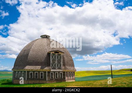 Blick auf die historische Leonard Round Scheune im ländlichen Palouse des Staates Washington Stockfoto