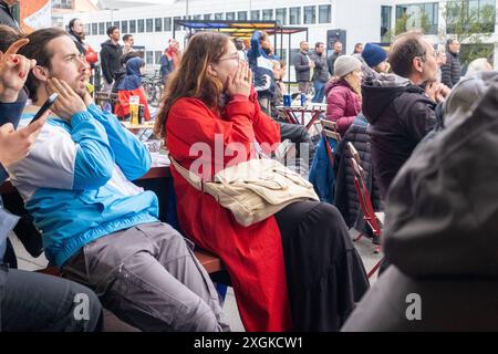 Fußballfans verfolgen anlässlich der Fußball-Europameisterschaft UEFA EURO 2024 das Halblfinalspiel Spanien gegen Frankreich auf einer Leinwand auf dem Platz Hlemmur in Rsykajvik. / Fußballfans sehen das Halbfinalspiel zwischen Spanien und Frankreich auf einem Bildschirm auf dem Hlemmur-Platz in Rsykajvik während der UEFA EURO 2024 Fußball-Europameisterschaft. UEFA Fußball-Europameisterschaft - Fußballfans *** Fußballfans sehen das Halbfinalspiel zwischen Spanien und Frankreich auf einem Bildschirm auf dem Hlemmur-Platz in Rsykajvik während der UEFA EURO 2024 Fußball-Europameisterschaft der UEFA so Stockfoto