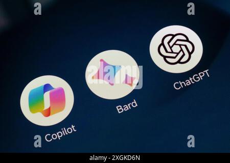 In dieser Fotoabbildung wird das Google Bard-, Microsoft Copilot- und ChatGPT-Logo (OpenAI) auf einem Smartphone-Bildschirm angezeigt. Stockfoto