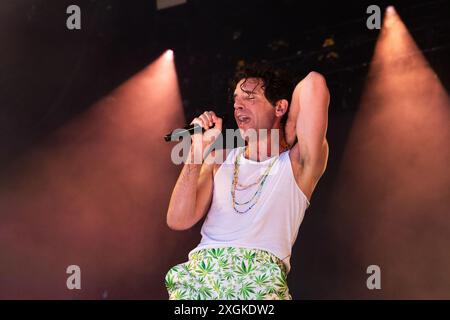 Kew, London, Großbritannien. Juli 2024. Sängerin Mika tritt bei Kew the Music auf, einer Reihe von Picknickkonzerten im Sommer in Kew Gardens. Quelle: Katie Collins/EMPICS/Alamy Live News Stockfoto