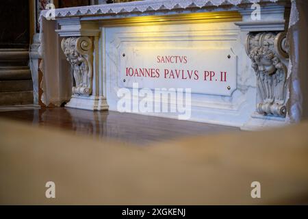 Das Grab des heiligen Johannes Paul II. Unter dem Altar des hl. Sebastian im Petersdom, Vatikan. Stockfoto