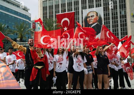 Izmir, Türkei - 19. Mai 2024: Junge Athleten marschieren mit türkischen Fahnen während des Jugend- und Sporttags und der Atatürk-Gedenkfeier in Repub Stockfoto