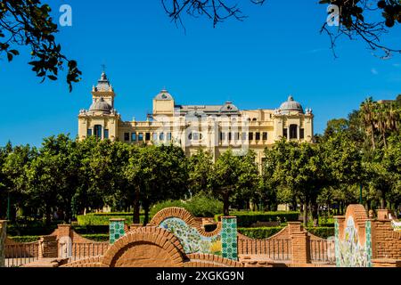 Ayuntamiento de Málaga (Rathaus von Malaga) und Pedro Luis Alonso Gärten (Jardines de Pedro Luis Alonso), Malaga, spanien. Stockfoto