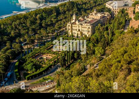 Ayuntamiento de Málaga (Rathaus von Malaga) und Pedro Luis Alonso Gärten (Jardines de Pedro Luis Alonso), Malaga, spanien. Stockfoto