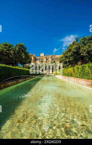 Brunnen in den Gärten von Pedro Luis Alonso (Jardines de Pedro Luis Alonso) und Ayuntamiento de Málaga (Rathaus von Malaga), Malaga, spanien. Stockfoto