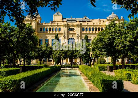 Brunnen in den Gärten von Pedro Luis Alonso (Jardines de Pedro Luis Alonso) und Ayuntamiento de Málaga (Rathaus von Malaga), Malaga, spanien. Stockfoto