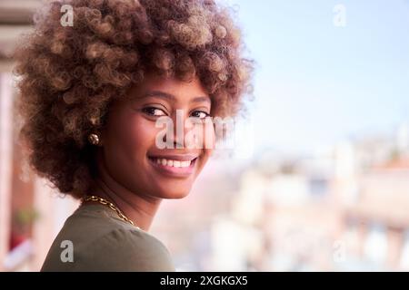 Nahporträt einer afroamerikanerin, die die Kamera lächelnd ansieht. Stockfoto
