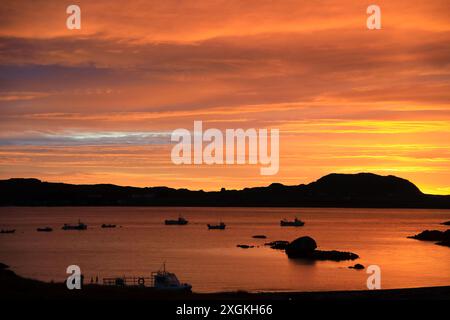 Wetter Iona, Schottland Vereinigtes Königreich 9. Juli 2024: Spektakulärer Sonnenuntergang über der Insel Iona in den Inneren Hebriden Schottlands. Aus Fionnphort, Isle of Mull Stockfoto