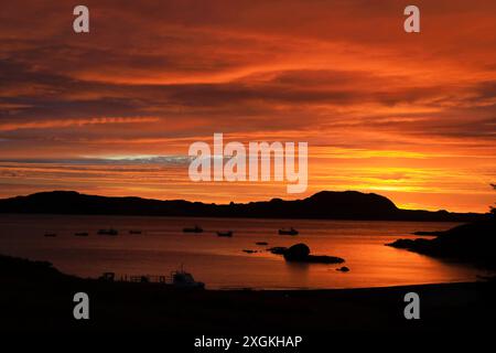 Wetter Iona, Schottland Vereinigtes Königreich 9. Juli 2024: Spektakulärer Sonnenuntergang über der Insel Iona in den Inneren Hebriden Schottlands. Aus Fionnphort, Isle of Mull Stockfoto