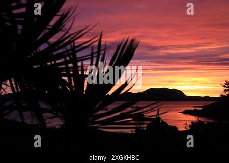 Wetter Iona, Schottland Vereinigtes Königreich 9. Juli 2024: Spektakulärer Sonnenuntergang über der Insel Iona in den Inneren Hebriden Schottlands. Aus Fionnphort, Isle of Mull Stockfoto