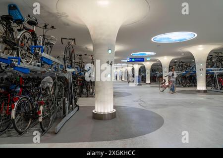 Neues Fahrradparkhaus am Hauptbahnhof Amsterdam Central, Stationsplein, Platz für rund 7000 Fahrräder, größtes in Amsterdam, digital überwacht, Unterirdisch, direkte Anbindung an den Bahnhof und die Metro, Niederlande, Fahrradparkhaus Stationsplein *** Neues Fahrradparkhaus am Amsterdamer Hauptbahnhof, Stationsplein, Platz für rund 7000 Fahrräder, größtes in Amsterdam, digital überwacht, unterirdisch, direkte Verbindung zum Bahnhof und zur U-Bahn, Niederlande, Stationsplein Fahrradparkhaus Stockfoto