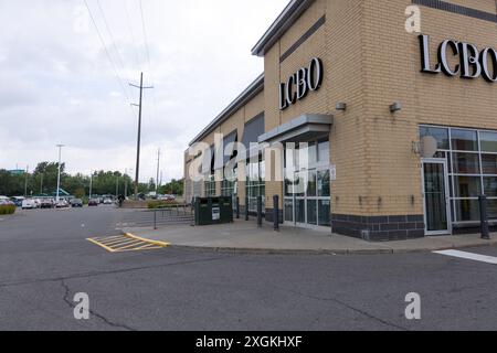 Ottawa, Ontario, Kanada - 9. Juli 2024 alle LCBO-Filialen sind wegen Regionalstreiks geschlossen. Dieser Store wird geschlossen, während die Verhandlungen am 5. Tag stattfinden. Mit einem leeren Parkplatz bringen lokale Brauereien mehr Bargeld ein. Dieser Laden befindet sich im Gloucester Centre 1130 Blair Rd Ottawa. Quelle: Tim Bolton-Gowling / Alamy Live News Stockfoto