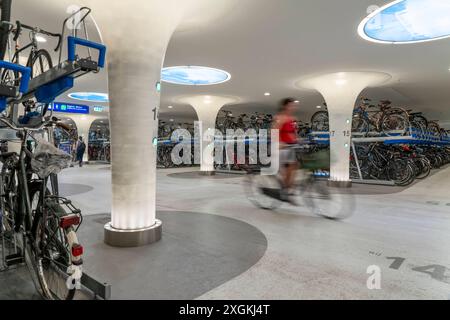 Neues Fahrradparkhaus am Hauptbahnhof Amsterdam Central, Stationsplein, Platz für rund 7000 Fahrräder, größtes in Amsterdam, digital überwacht, Unterirdisch, direkte Anbindung an den Bahnhof und die Metro, Niederlande, Fahrradparkhaus Stationsplein *** Neues Fahrradparkhaus am Amsterdamer Hauptbahnhof, Stationsplein, Platz für rund 7000 Fahrräder, größtes in Amsterdam, digital überwacht, unterirdisch, direkte Verbindung zum Bahnhof und zur U-Bahn, Niederlande, Stationsplein Fahrradparkhaus Stockfoto