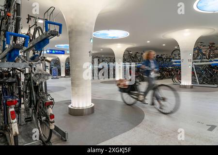 Neues Fahrradparkhaus am Hauptbahnhof Amsterdam Central, Stationsplein, Platz für rund 7000 Fahrräder, größtes in Amsterdam, digital überwacht, Unterirdisch, direkte Anbindung an den Bahnhof und die Metro, Niederlande, Fahrradparkhaus Stationsplein *** Neues Fahrradparkhaus am Amsterdamer Hauptbahnhof, Stationsplein, Platz für rund 7000 Fahrräder, größtes in Amsterdam, digital überwacht, unterirdisch, direkte Verbindung zum Bahnhof und zur U-Bahn, Niederlande, Stationsplein Fahrradparkhaus Stockfoto