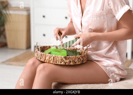 Schöne junge Frau, die Aloe Vera Gel im Badezimmer macht, Nahaufnahme Stockfoto