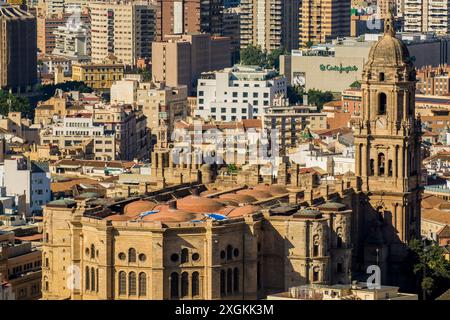 Blick auf die Kathedrale von der Alcazaba und das Schloss von Gibralfaro auf dem Berg Malaga über der Altstadt, malaga, spanien. Stockfoto