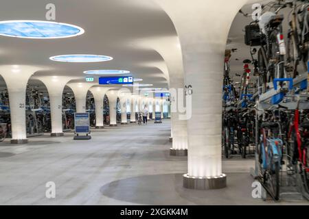 Neues Fahrradparkhaus am Hauptbahnhof Amsterdam Central, Stationsplein, Platz für rund 7000 Fahrräder, größtes in Amsterdam, digital überwacht, Unterirdisch, direkte Anbindung an den Bahnhof und die Metro, Niederlande, Fahrradparkhaus Stationsplein *** Neues Fahrradparkhaus am Amsterdamer Hauptbahnhof, Stationsplein, Platz für rund 7000 Fahrräder, größtes in Amsterdam, digital überwacht, unterirdisch, direkte Verbindung zum Bahnhof und zur U-Bahn, Niederlande, Stationsplein Fahrradparkhaus Stockfoto