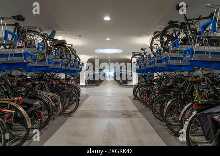 Neues Fahrradparkhaus am Hauptbahnhof Amsterdam Central, Stationsplein, Platz für rund 7000 Fahrräder, größtes in Amsterdam, digital überwacht, Unterirdisch, direkte Anbindung an den Bahnhof und die Metro, Niederlande, Fahrradparkhaus Stationsplein *** Neues Fahrradparkhaus am Amsterdamer Hauptbahnhof, Stationsplein, Platz für rund 7000 Fahrräder, größtes in Amsterdam, digital überwacht, unterirdisch, direkte Verbindung zum Bahnhof und zur U-Bahn, Niederlande, Stationsplein Fahrradparkhaus Stockfoto